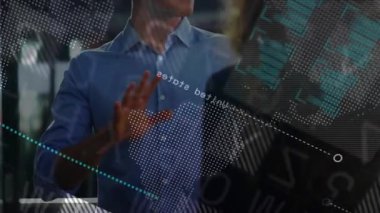 Erkek ve kadın, teknoloji ofisindeki arayüzle etkileşime geçip holografik haritalar ve çizelgeler gösteriyorlar. Teknoloji, yenilik, işbirliği, fütürizm, dijital, kurumsal, veri görselleştirme