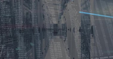 Sunucu koridoru yan taraftaki raflar, devre desenleri ve yüzen hata kodlarıyla görselleştiriliyor. Teknoloji, veri, siber güvenlik, yenilik, dijital, ağ, fütürist