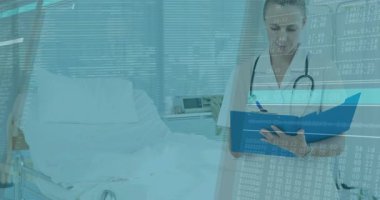Stetoskop takan kadın hemşire, hastanede mavi çizelge okuyor ve şifreleme kodu üst üste geliyor. Tıbbi, sağlık, klinik, teknoloji, profesyonellik, tanı, dijital