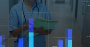 Doktor, hasta tabletini klinik koridorunda inceliyor. Yüzen bar grafikleri haritası da var. Sağlık, analitik, dijital, tıbbi, teknoloji, profesyonel, veri