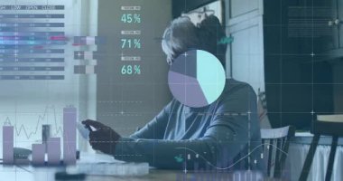 Son sınıf öğrencisi kadın, Stylus 'u tablette kullanıyor. Yüzen dünya haritası ve finans çizelgesi var. Teknoloji, analitik, yenilik, profesyonellik, üretkenlik, dijital, keşif