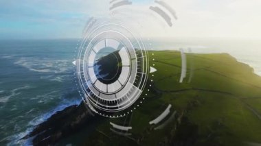 Kıyı kayalıkları üzerinde radar ve veri panelleri gösterilerek fütüristik HUD kaplaması gösteriliyor. Futuristik, büyütme, arayüz, navigasyon, teknoloji, manzara, okyanus