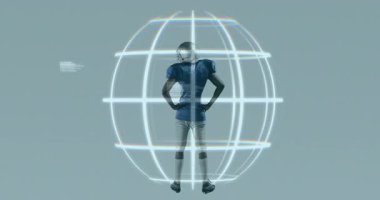 Erkek futbolcu stüdyoda kollarını kaldırarak holografik küreye teknolojiyi sunuyor. Sporcu, yenilik, dijital, spor, fütürist, zafer, sanal