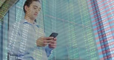 Profesyonel bir erkek, hareketli finansal çizelgeler ve sütunlarla akıllı telefonu kontrol ediyor. Teknoloji, finans, analitik, veri, dijital, şirket, yatırım