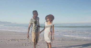 Kumsalda kucaklaşan ve turizm veri tablosunda gezen bir çift. Romantizm, tatil, deniz kenarı, yaşam tarzı, dinginlik, ahenk, eğlence