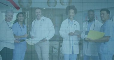 Hastane koridorunda duran tıbbi ekip panoları tutuyor ve düşen mali grafiği gösteriyor. Sağlık, işbirliği, tanı, teknoloji, profesyonellik, yenilik, takım çalışması