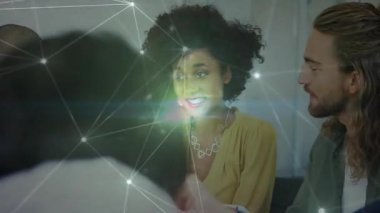 İş arkadaşları ofis masasının etrafında iş birliği yapıyor, teknoloji grafiklerini parlayan ağ düğümleriyle birleştiriyor. Teknoloji, takım çalışması, yenilik, dijital, iletişim, modern, bağlantı