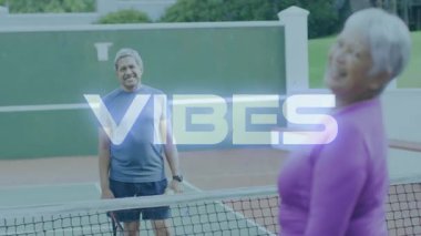 Son sınıf çifti tenis çalışıyor, kalp ikonu ve sağlık çizelgesi sergiliyor. Atletik, sağlıklı, aktivite, açık hava, canlı, boş zaman, arkadaşlık