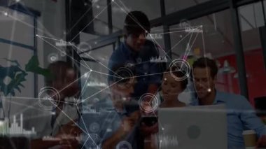 Teknoloji ekibi modern ofisteki masanın etrafında iş birliği yaparak mobil cihazları veri örtülerine entegre ediyor. İşbirliği, yenilik, bağlantı, modernlik, takım çalışması, dijital, üretkenlik