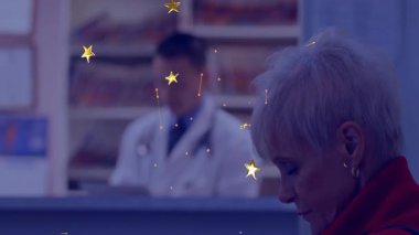 Kırmızı ceketli kadın hasta aşağıya bakıyor, klinikte steteskobu olan doktor, yıldız grafikleri yüzüyor. Profesyonel, sağlık hizmetleri, modern, tanı, sağlık, destekleyici, sofistike