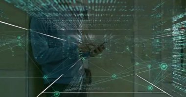 Duvara yaslanan bir adam, şirket teknoloji koridorunda uçan kod görselleriyle akıllı telefonu dinliyor. Futuristik, teknoloji, yenilik, profesyonel, mavi, dijital, ağ