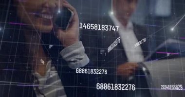 Ofiste akıllı telefondan konuşan bayan meslektaşım finans verilerini gösteren yüzen sayısal hologramlarla. Teknoloji, yenilik, dijital, iletişim, şirket, fütüristik, veri