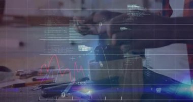 Kamera operatörü masadaki titreşimleri ayarlıyor, animasyon finans grafikleri ve kodları örtüyor. Teknoloji, sinematografi, veri görselleştirme, elektronik, yenilik, çalışma alanı, dijital