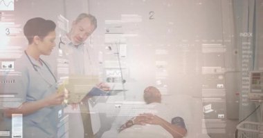 Erkek doktor ve kadın hemşire, yüzen sağlık raporları ve grafikleriyle yatakta yatan hastayı muayene ediyor. Sağlık, hasta bakımı, tıbbi ekip, klinik çevre, tanı, hastane, teknoloji