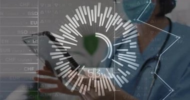Steteskop kullanan, dijital HUD tableti kullanan kadın bir tıp uzmanı grafik verilerini gösteriyor. Sağlık teknolojisi, dijital sağlık, tıbbi yenilik, kullanıcı arayüzü, gelecekçilik, sağlık teknolojisi, analitik