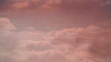 Pastel-pembe bulutların üzerinde yüzen dört neon-yeşil tenis topu, üç boyutlu gölgeler oluşturuyorlar. Gerçeküstü, rüya gibi, canlı, ruhani, kaprisli, fantezi, yumuşak pastel