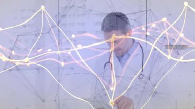 Doktor, klinikte steteskopla tablet verilerini inceleyerek, parlayan dijital ağ hatlarını örtüyor. Tıbbi, sağlık, dijital, yenilik, teknoloji, profesyonel, bilimsel