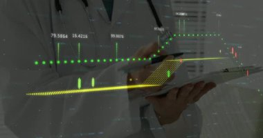 Kadın doktor klinikte steteskopla tablet tutuyor, yüzen şamdan çizelgeleri ve verileri var. Tıbbi, sağlık, analitik, teknoloji, profesyonel, tanı, dijital