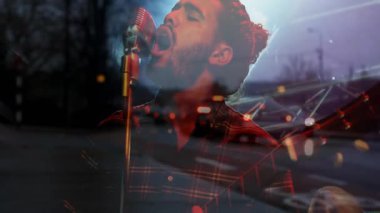 Erkek şarkıcı, müzik sahnesinde gitar tıngırdatıyor. Yağmurlu sokak sahnesini parlak stop lambalarıyla örtüyor. Müzisyen, performans, ambians, sinematik, gece manzarası, dramatik, ruh hali