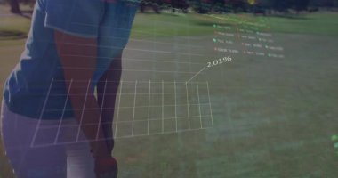 Kadın golf yeşili üzerine golf oynuyor. Arttırılmış gerçeklik sergileniyor. Finans grafikleri ve hisse senetleri. Atletik, açık hava, canlı, profesyonel, dijital, analitik, hassasiyet