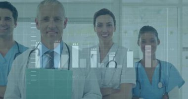 Hastane koridorunda dijital çizelgeler ve animasyonlu grafiklerle tıbbi ekip bekliyor. Sağlık, takım çalışması, modern, teşhis, profesyonellik, yenilik, işbirliği