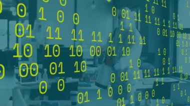 Tehlikeli madde giysisi giymiş iki adam ofis masalarına yüzen ikili kod sinyal teknolojisi sıkıyorlar. Tehlikeli madde, dezenfeksiyon, temizlik, güvenlik, modern, profesyonel, teknolojik