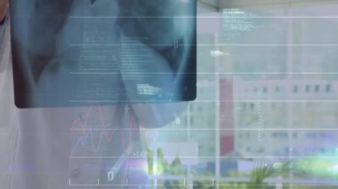 Erkek iş adamı elinde tablet, holografik finans grafikleri ve kodları analiz ediyor. Teknoloji, analitik, yenilik, fütürizm, veri görselleştirme, kurumsal, dijital