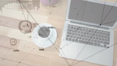 Gümüş dizüstü bilgisayar, ahşap masadan kahve ve bitkiyle birlikte ağ verilerinin aktığını gösteriyor. Teknoloji, çalışma alanı, minimalizm, bağlantı, yenilik, üretkenlik, modern
