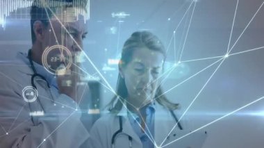 Klinikte kıdemli doktorlar, steteskoplu ve ağ grafikli dizüstü bilgisayarları inceliyorlar. Tıbbi, teknoloji, yenilik, sağlık, analiz, profesyonellik, dijital