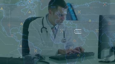 Tıp teknolojisi ofisinde klavyede yazı yazan erkek doktor, dünya haritası ve altıgen simgeleriyle birlikte. Biyoteknoloji, sağlık, dijital, yenilik, profesyonellik, fütüristik, analitik