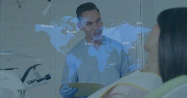 Diş sağlığı kliniğinde kürsünün yanındaki panoyla hareket eden dişçi, animasyonlu dünya verileri örtüyor. Diş sağlığı, sağlık, teknoloji, profesyonellik, klinik, teşhis, yardım