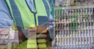 Depoda lojistik analiz çizelgeleri olan akıllı telefon ve tablet kullanan güvenlik yeleği giyen bir kadın. Sanayi, lojistik, analitik, veri, teknoloji, profesyonel, modern