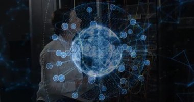 Kadın ağ mühendisi veri merkezindeki sunucuları tarıyor ve bulut simgeleriyle hologram küresi yansıtıyor. Teknoloji, bağlantı, siber güvenlik, dijital, yenilik, işbirliği, fütürist