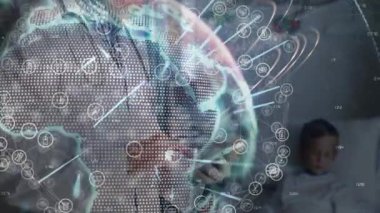 Ağ simgeleriyle holografik dünyayı yansıtırken teknoloji atölyesinde ders veren adam. Teknoloji, yenilik, işbirliği, dijital, bağlantı, eğitim, gelecek