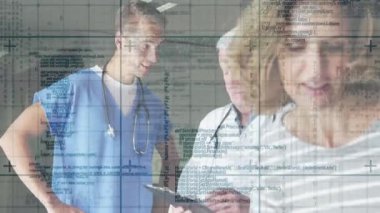 Sağlık ekibi muayene odasındaki panoyu inceliyor. Animasyon sağlık çizelgeleri ve veri simgeleriyle birlikte. Sağlık, profesyonellik, işbirliği, hasta, teşhis, hastane, danışma