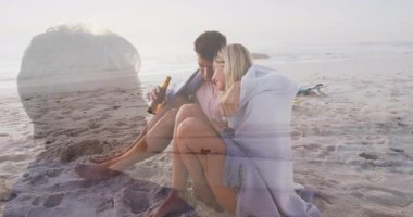 Erkek ve kadın kumsalda bira yudumluyorlar sörf tahtalarının yanında, animasyon seyahat bilgileriyle. Romantik, boş zaman, deniz kenarı, gün batımı, dinginlik, açık hava, gündelik