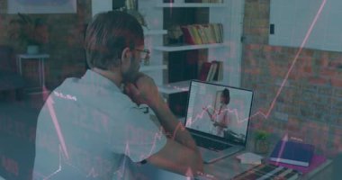 Merkez ofiste uzaktan finans toplantısı için dizüstü bilgisayar kullanan bir adam. Çizgi çizelgeleri ve oklarıyla. Profesyonel, uzak, dijital, çalışma alanı, modern, analitik, kurumsal