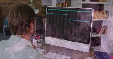 Merkez ofiste yüzen veri sütunları ve kalem simgeleriyle kod notları yazan bir adam. Çalışma alanı, üretkenlik, minimalizm, teknoloji, iç mekan, odak, ambians