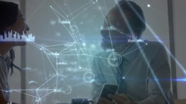 Kadın ve erkek iş verilerini analiz ediyor, akıllı telefon, kupa ve şebeke çizelgeleriyle etkileşime geçiyor. İşbirliği, teknoloji, modern, profesyonel, yenilik, ağ oluşturma, iletişim