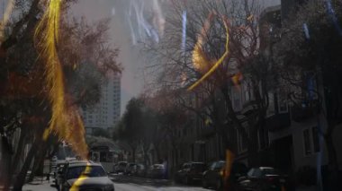 Yarı saydam kadın silueti caddeyi hareketli araba raylarının üzerinden yükselen iş grafiği ile birleştiriyor. Siluet, kentsel, şehir manzarası, klasik, zarafet, mimari, açık hava