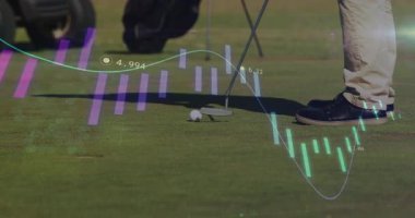 Golfçü alt bacakları golf sopasıyla topu yeşil üzerine hizalayıp düz dizaynlarda analitik örtüşmeler gösteriyor. Atletik, hassas, açık hava, çağdaş, rekabetçi, yaşam tarzı, modern