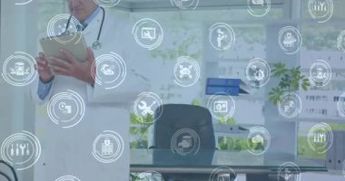 Modern tıp teknolojisi ofisinde elinde tablet olan doktor yüzen verileri ve vites simgelerini gösteriyor. Profesyonel, yenilik, teknoloji, sağlık, dijital, fütüristik, çalışma alanı