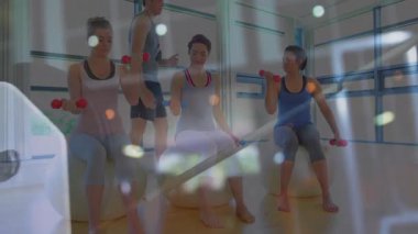 Fitness eğitmeni kadın müşterilere dengeli toplar, hareketli dambıl ve kalp simgeleriyle rehberlik ediyor. Sağlık, egzersiz, koçluk, eğitim, atletik, motivasyon, modern