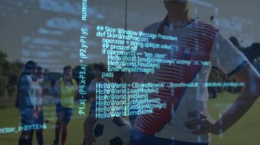 Kadın futbolcu teknoloji izleme ve veri kaplama süpürme ile sahada duruyor. Atletizm, takım çalışması, spor giyim, canlı, açık hava, spor, işbirliği.