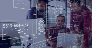 Üç erkek teknisyen masanın üzerine eğilip yüzen grafikler ve okumalarla verileri analiz ediyor. İşbirliği, takım çalışması, veri görselleştirme, yenilik, dijital, girişim, modern