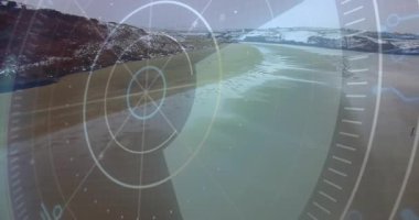 Paddleboard binicisi, hava kumlu sahil körfezinde, HUD 'nin kılavuz şeritlerini gösteriyor. Deniz manzarası, macera, keşif, teknoloji, dinginlik, açık hava, ufuk