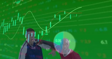 İki erkek futbolcu, yeşil dijital arkaplanda finans tabloları ile tepetaklak zıplıyorlar. Atletik, rekabetçi, fütüristik, veri görselleştirme, takım çalışması, dinamik, spor