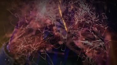 Ceket giyen adam, ışıldayan ağ örtüsüyle etkileşimde, tasarımcılar için AR teknolojisi sergiliyor. Fütürist, dijital, soyut, teknoloji, yenilik, kavramsal, ağ