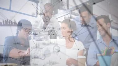 Teknik ekip dizüstü bilgisayarın etrafında iş birliği yapıyor, çizelgeleri, düğümleri ve çizgi grafikleri animasyon simgeleriyle analiz ediyor. İşbirliği, takım çalışması, veri analizi, yenilik, modern çalışma alanı, dijital görselleştirme, problem çözme