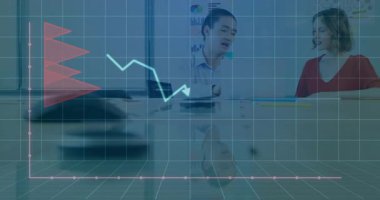 İki meslektaş konferans masasında finans tartışıyorlar, akıllı telefon verilerini animasyon çizelgeleriyle gösteriyorlar. İş, takım çalışması, yenilik, analitik, işbirliği, modern, profesyonel